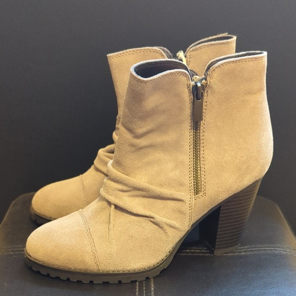 White Mountain Beige Ruched Suede Leather Lug Sole Comfy Ankle Boots NWT